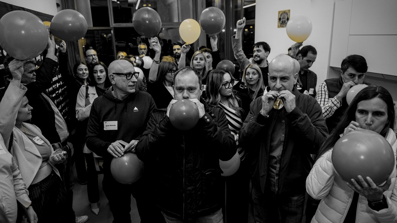 Asistentes con globos en una dinámica del Link Up Fest