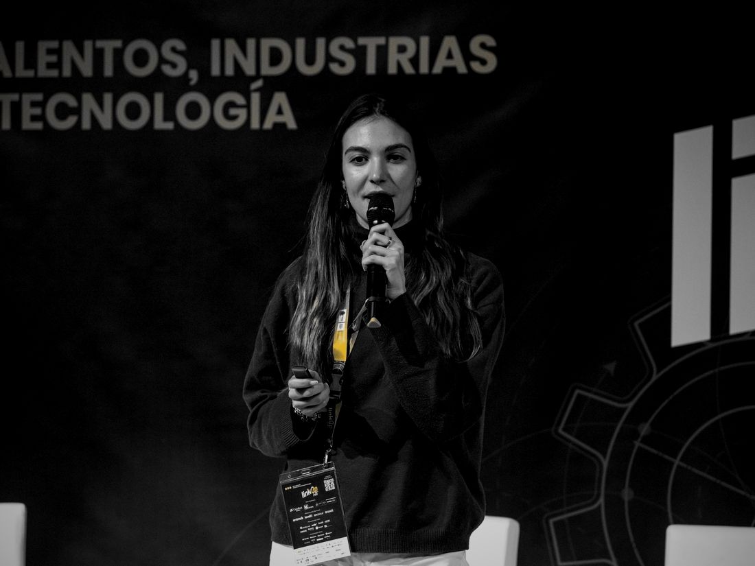 Fundadora de una startup presentando en el escenario del Link Up Fest