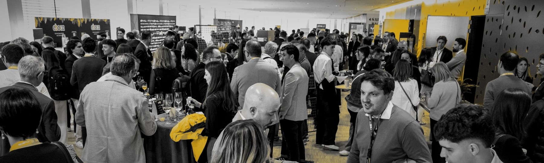 Cientos de asistentes haciendo networking en el Link Up Fest