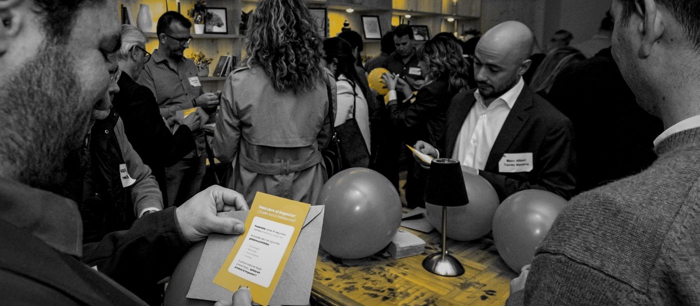 Asistentes del Link Up Fest en una dinámica de networking con tarjetas